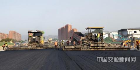 河南锦路承揽的灵宝市金城大道东延项目路面工程开始摊铺沥青